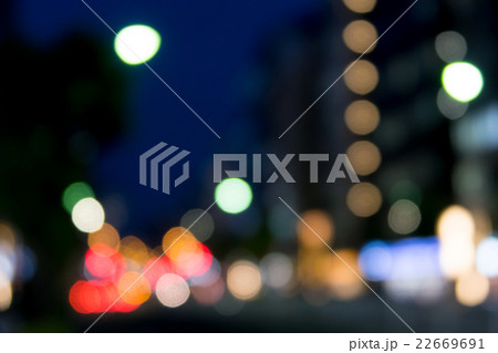 都市風景 渋谷 ぼかし ピンぼけ 市街地 合成用背景 玉ボケ コピースペース 夜の街のボケ画像の写真素材