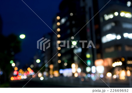 都市風景　渋谷　ぼかし　ピンぼけ　市街地　合成用背景　玉ボケ　コピースペース　夜の街のボケ画像 22669692