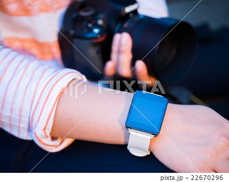Hand wearing smartwatch Hand wearing smartwatch 22670296