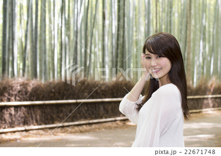 京都府京都市右京区の嵯峨の竹林にいる笑顔の若い女性 京都府京都市右京区の嵯峨の竹林にいる笑顔の若い女性 22671748