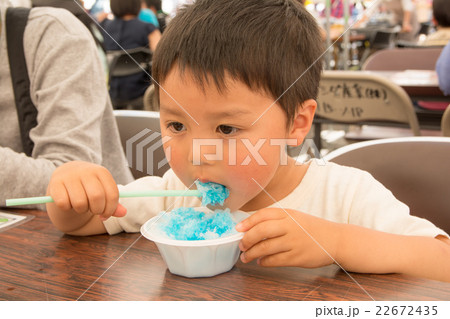 かき氷を食べる男の子の写真素材