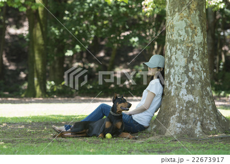 木陰で愛犬と寛ぐ女性 木陰で愛犬と寛ぐ女性 22673917