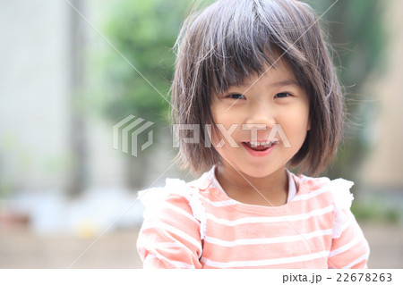 3歳のかわいい女の子の写真素材