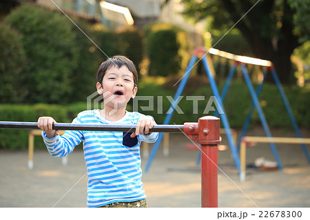 鉄棒の練習をする子ども 22678300