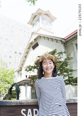 記念写真を撮る女の子(札幌時計台) 記念写真を撮る女の子(札幌時計台) 22679103