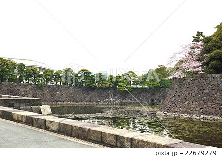 東京名所案内・宮内庁庁舎方向に皇居蛤濠と対岸の桜・横位置 東京名所案内・宮内庁庁舎方向に皇居蛤濠と対岸の桜・横位置 22679279