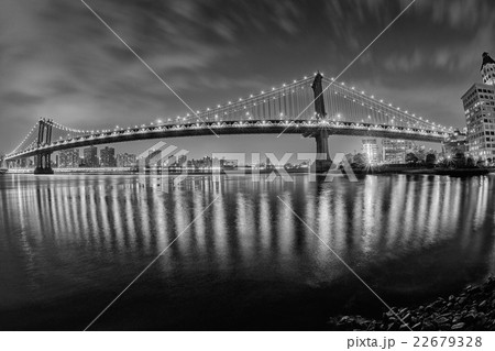 New York manhattan bridge night view b&w New York manhattan bridge night view b&w 22679328