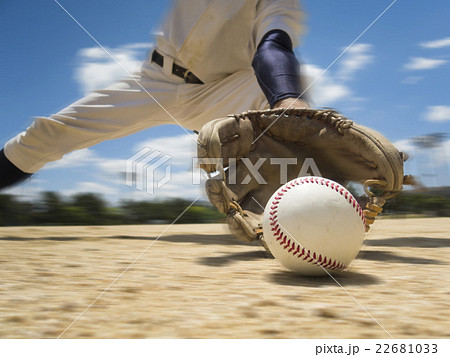 野球 野手 捕球 躍動感の写真素材