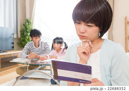 くつろぐ家族 22686352