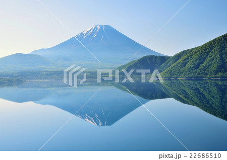 富士山と本栖湖 22686510