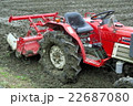 休憩中の耕運機 22687080