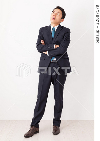 不機嫌な男性ビジネスマン 22687179