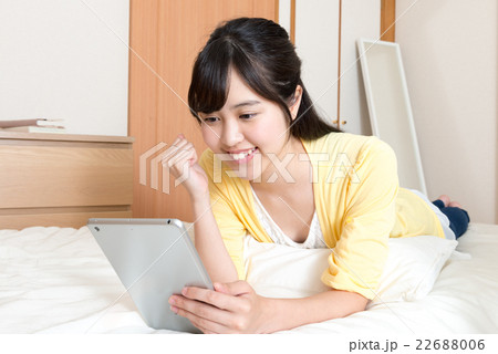 部屋でくつろぐ女性 部屋でくつろぐ女性 22688006