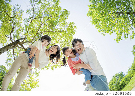 新緑の公園で遊ぶ4人家族 22691639