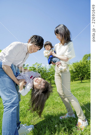 新緑の公園で遊ぶ4人家族 新緑の公園で遊ぶ4人家族 22691649
