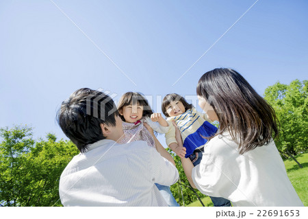 新緑の公園で遊ぶ4人家族 22691653