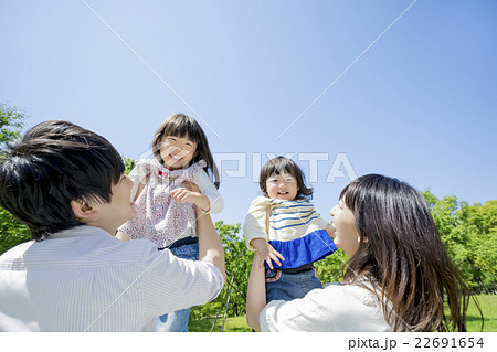 新緑の公園で遊ぶ4人家族 22691654