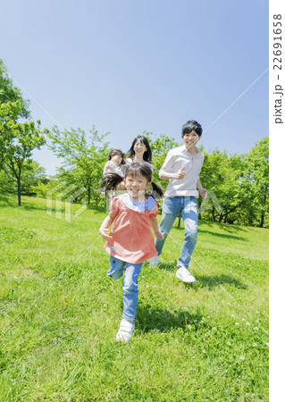 新緑の公園を歩く4人家族 新緑の公園を歩く4人家族 22691658