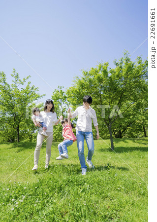 新緑の公園を歩く4人家族 新緑の公園を歩く4人家族 22691661