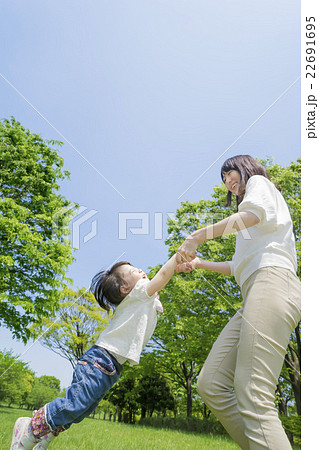 新緑の公園で遊ぶ母と子 新緑の公園で遊ぶ母と子 22691695
