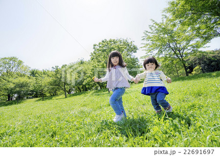 新緑の公園で遊ぶ姉妹 新緑の公園で遊ぶ姉妹 22691697