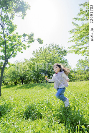 新緑の公園で遊ぶ女の子 新緑の公園で遊ぶ女の子 22691702