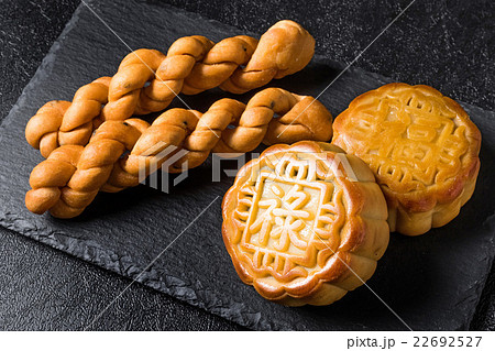 月餅と麻花　中華菓子 Cake of moon and mahua China 22692527