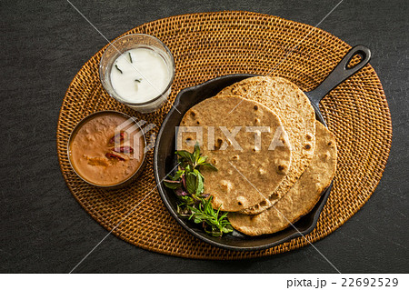 チャパティーとカレー　chapati and curry set 22692529