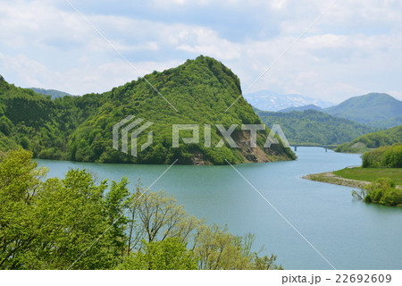 春のダム湖と山 春のダム湖と山 22692609