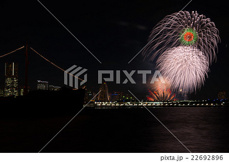 横浜の花火と夜景と氷川丸を山下埠頭より 22692896