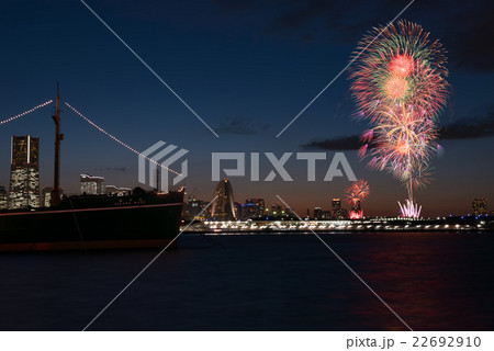 横浜の花火と夜景と氷川丸を山下埠頭より 22692910