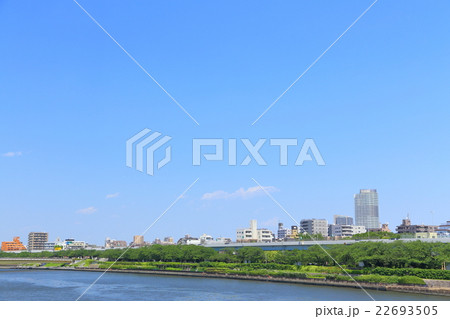 東京　青空と隅田川沿いの街並み 22693505