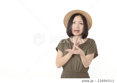 爽やかに頼み事をする若い女性 22694311