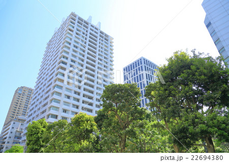 高層ビルと青空 高層ビルと青空 22694380