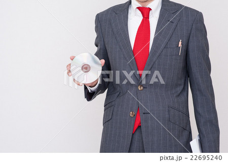 記録メディアを持つビジネスマン 記録メディアを持つビジネスマン 22695240