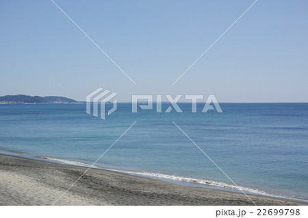 鎌倉　凪いだ七里ヶ浜の海と遠くに見える三浦半島 22699798