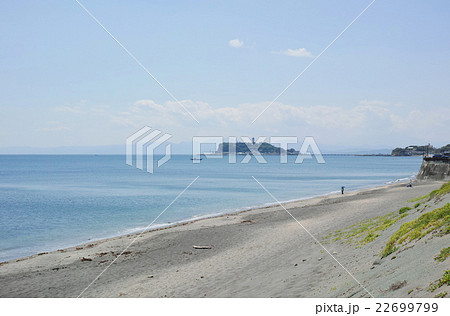 鎌倉 七里ヶ浜の海と遠くに江ノ島が見える風景の写真素材