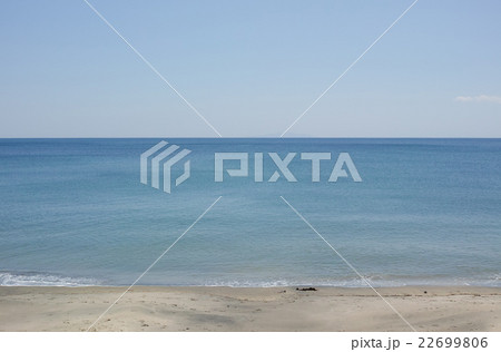 鎌倉　凪いだ七里ヶ浜の海の風景　横位置 22699806