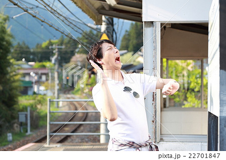 男性1人 無人駅 (田舎 単線 ホーム 風景 景色 電車 列車 旅行 帰省 鉄道 春 夏 線路) 男性1人 無人駅 (田舎 単線 ホーム 風景 景色 電車 列車 旅行 帰省 鉄道 春 夏 線路) 22701847