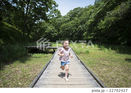 走る少女 22702427