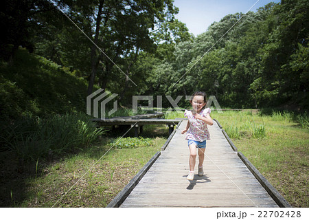 走る少女 22702428