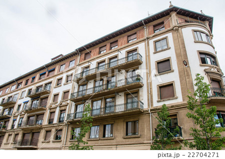 スペインのマンション　クリーム色と茶色の建物 22704271