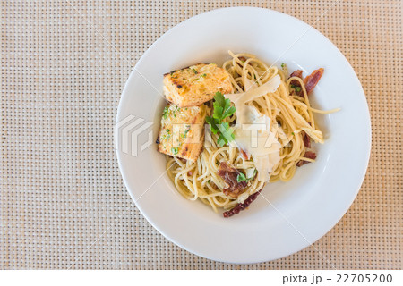 Spaghetti Carbonara with bacon and cheese Spaghetti Carbonara with bacon and cheese 22705200