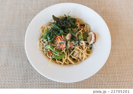 Spicy Spagetti seafood on wood table Spicy Spagetti seafood on wood table 22705201