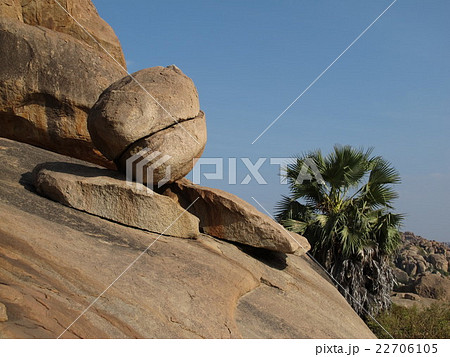 Balancing granite boulder Balancing granite boulder 22706105