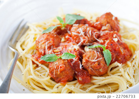 Meatballs in tomato sauce and basil with spaghetti 22706733