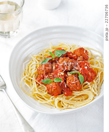 Meatballs in tomato sauce and basil with spaghetti 22706736