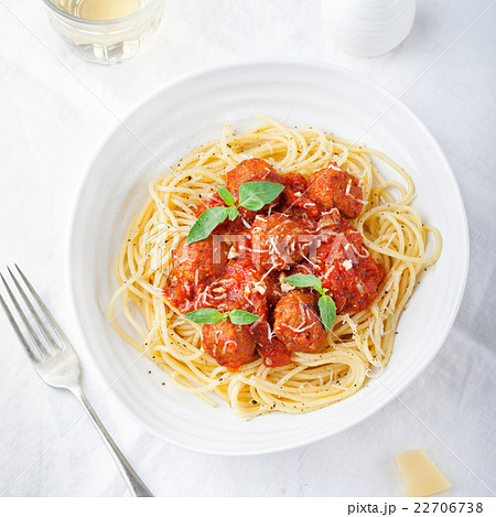 Meatballs in tomato sauce and basil with spaghetti Meatballs in tomato sauce and basil with spaghetti 22706738