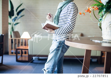 私服姿の男性ポートレート 22707851