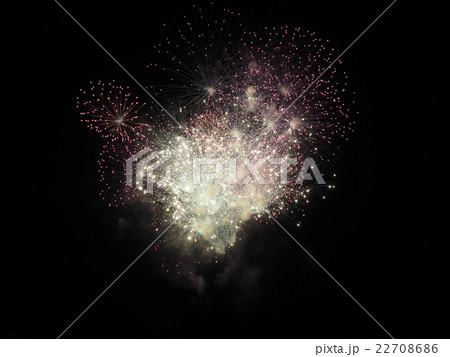 神宮外苑花火大会の紫色のたくさんの牡丹という花火を使ったスターマイン 22708686